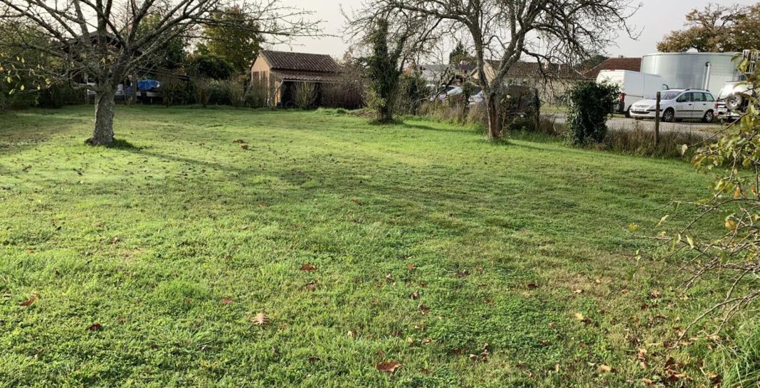 Terrain à bâtir de 605 m² à SOUSSANS (33) — photo 1