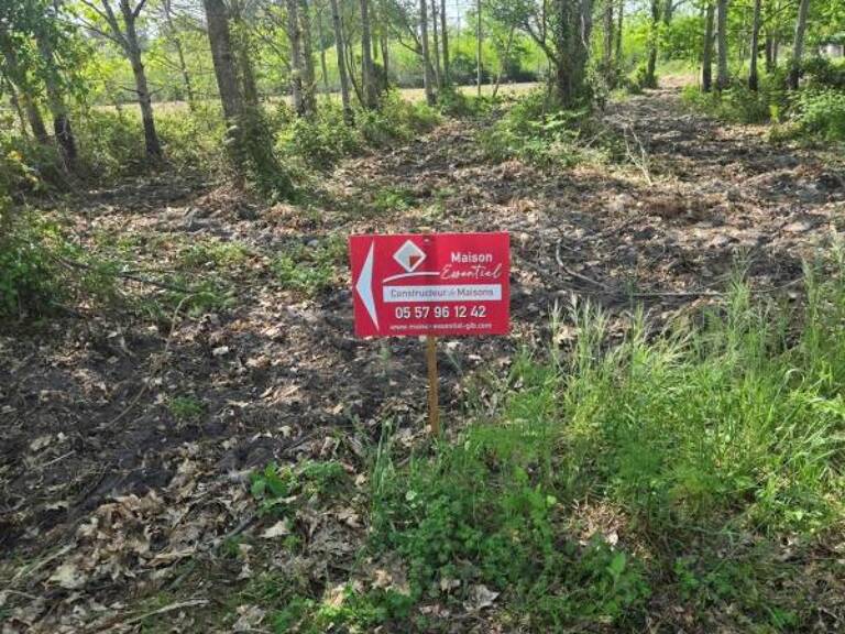Terrain à bâtir de 800 m² à LE TUZAN (33) — photo 1