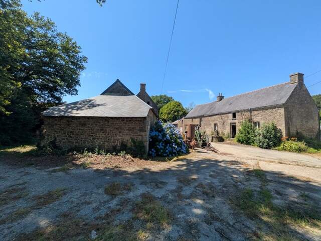 LOCMALO CORPS DE FERME COMPOSE 2 GRANDES LONGÈRES EN PIERRE DE 105m² ENVIRON ET 130 M² ENVIRON DEUX HANGARS DE 530M³ ET 3500M² ET DÉPENDANCES PARCELLE DE 9000m² ENVIRON — photo du bien