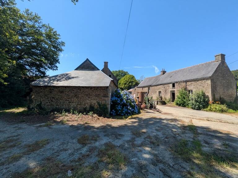 LOCMALO CORPS DE FERME COMPOSE 2 GRANDES LONGÈRES EN PIERRE DE 105m² ENVIRON ET 130 M² ENVIRON DEUX HANGARS DE 530M³ ET 3500M² ET DÉPENDANCES PARCELLE DE 9000m² ENVIRON — photo 1