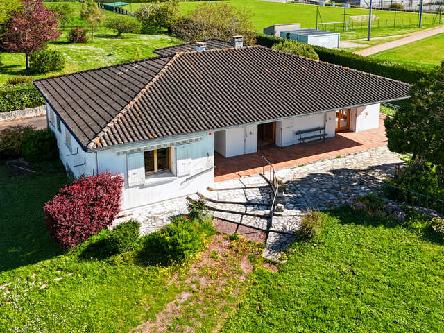 Maison à vendre 10 pièces TONNAY BOUTONNE (17)-320 m² habitables-garage- jardin 5 500 m² — photo du bien