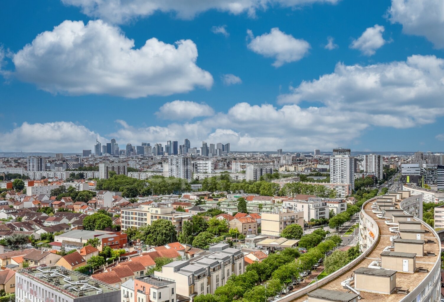 GENNEVILLIERS – AUX PORTES DU VILLAGE – 114 m² – 17e ET DERNIER ÉTAGE – VUE LA DÉFENSE — photo 1