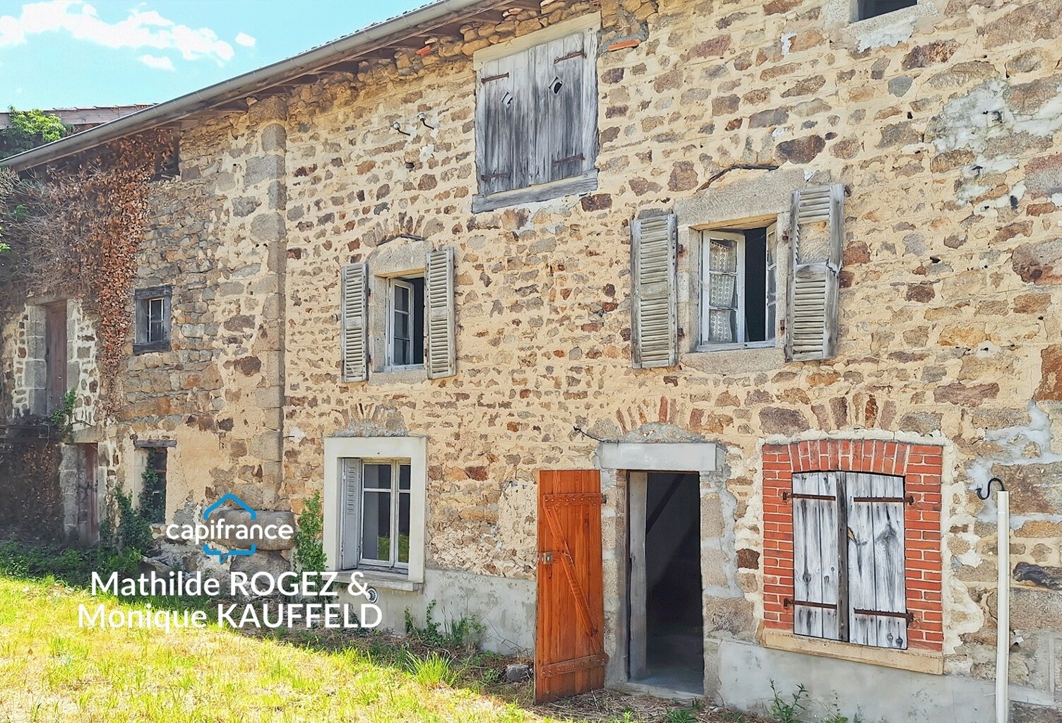 Maison à rénover avec grange en pierre, source et 7 000 m² de terrain - Saint Gervais Sous Meymont (63) — photo 1