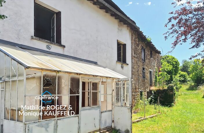 Maison à rénover avec grange en pierre, source et 7 000 m² de terrain - Saint Gervais Sous Meymont (63) — photo 4