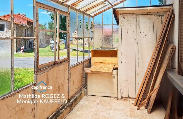 Maison à rénover avec grange en pierre, source et 7 000 m² de terrain - Saint Gervais Sous Meymont (63) — photo 5