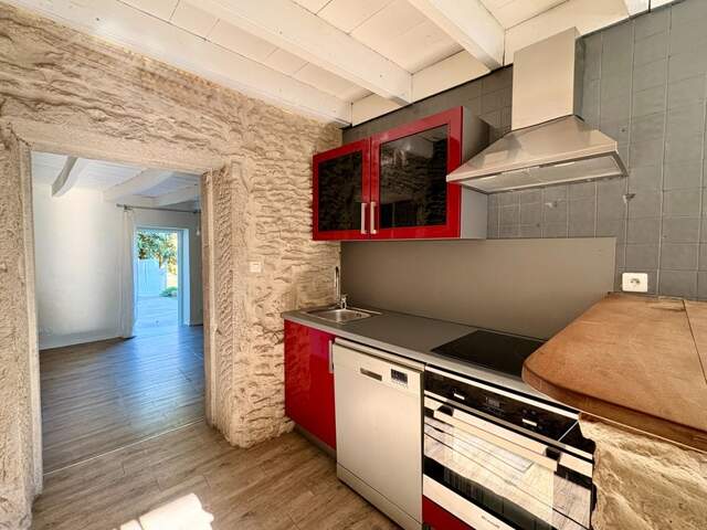 Maison à vendre T3 80m2 proche Cremieu (38) Un extérieur rare pour cette maison de village pleine de charme — photo du bien
