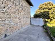 Maison à vendre T3 80m2 proche Cremieu (38) Un extérieur rare pour cette maison de village pleine de charme — photo 2