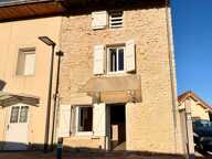 Maison à vendre T3 80m2 proche Cremieu (38) Un extérieur rare pour cette maison de village pleine de charme — photo 3