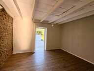 Maison à vendre T3 80m2 proche Cremieu (38) Un extérieur rare pour cette maison de village pleine de charme — photo 4