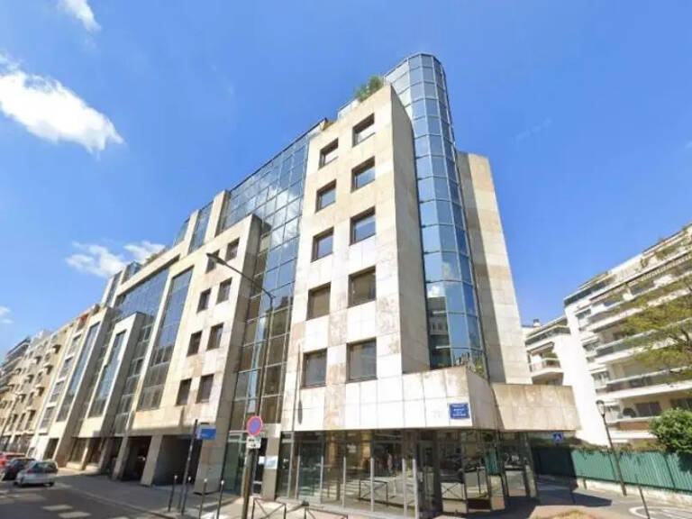 Bureaux à louer de 195m² divisible à partir de 90 m² à 100 mètres du métro. Prestations de qualité : immeuble moderne, accès sécurisé, climatisation double flux, cuisine, salles de réunion — photo 1