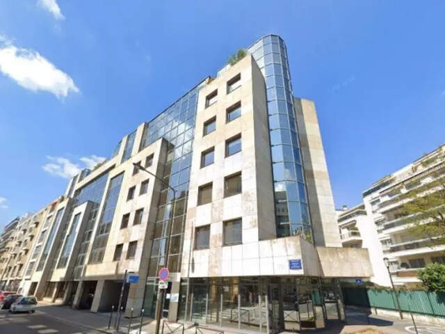 Bureaux à louer de 195m² divisible à partir de 90 m² à 100 mètres du métro. Prestations de qualité : immeuble moderne, accès sécurisé, climatisation double flux, cuisine, salles de réunion — photo du bien