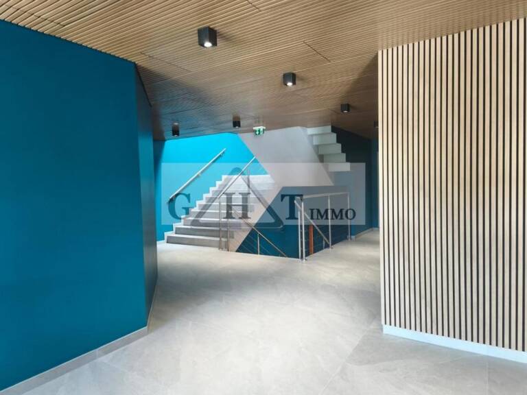2600 M² ENTREPOT BUREAUX A VENDRE AUX ULLIS — photo 1