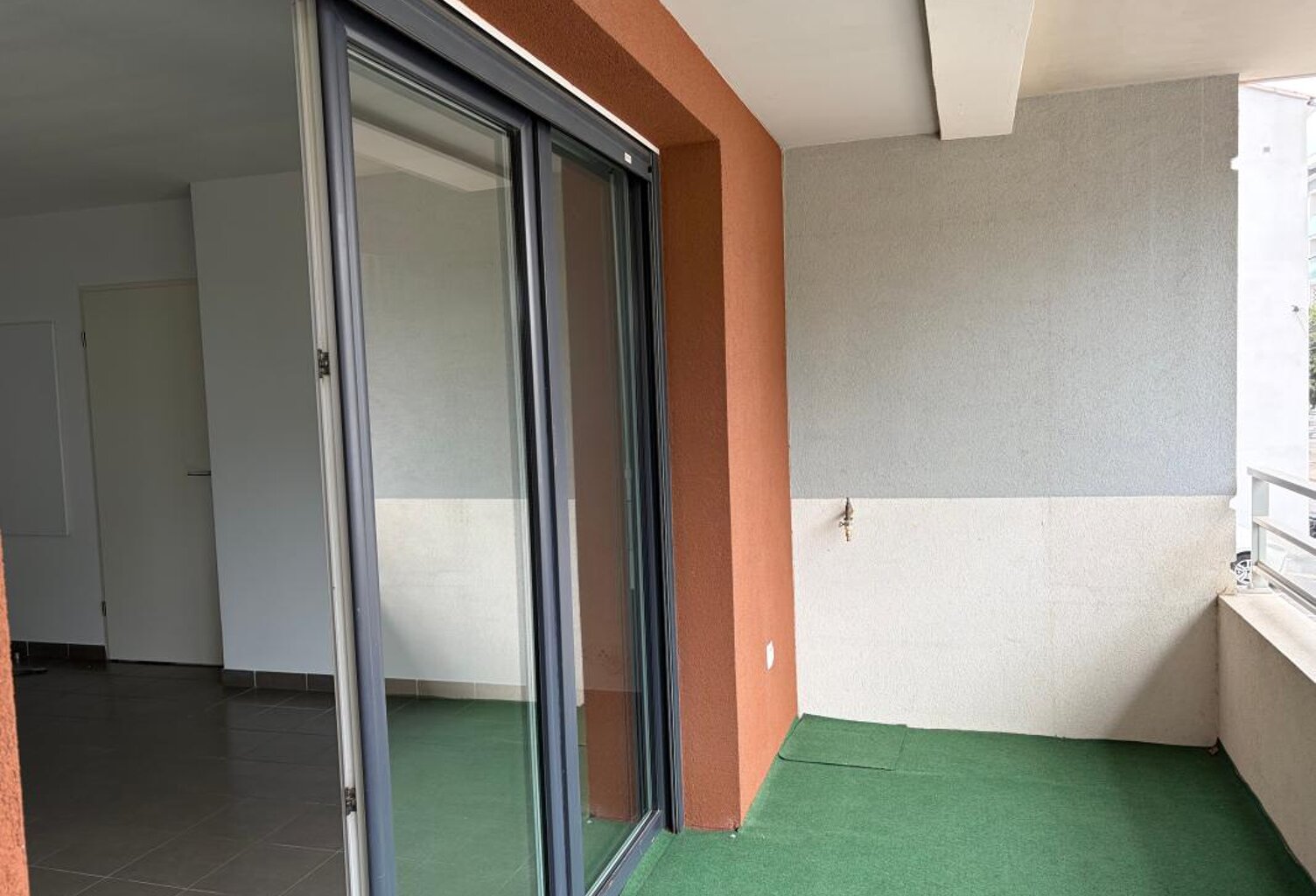 TYPE 2 BALCON ASCENSEUR ET PARKING EN SOUS SOL QUARTIER PORTE MARINE — photo 1