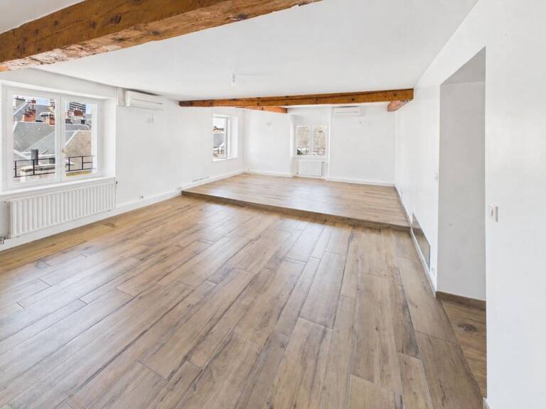 CHAMBÉRY HISTORIQUE - T4 de 109.22m² en dernier étage avec cave et greniers — photo 1