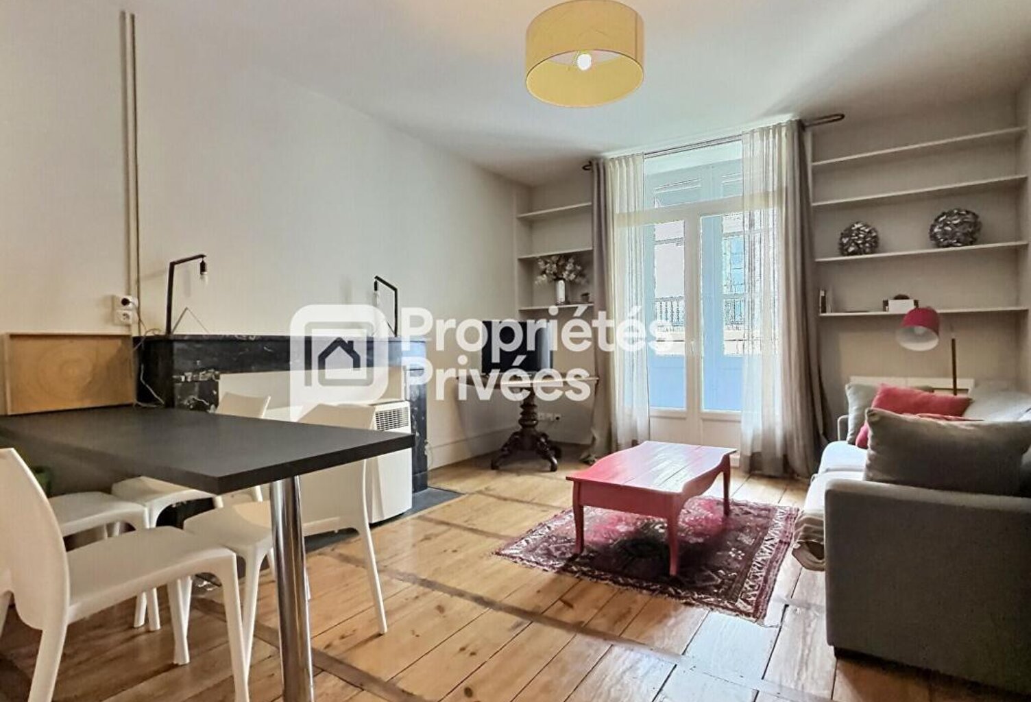 Superbe immeuble rénové d'env. 430m²  avec 7 appartements T2 meublés + 2 locaux commerciaux et caves en plein centre historique de PERIGUEUX (24000) — photo 1