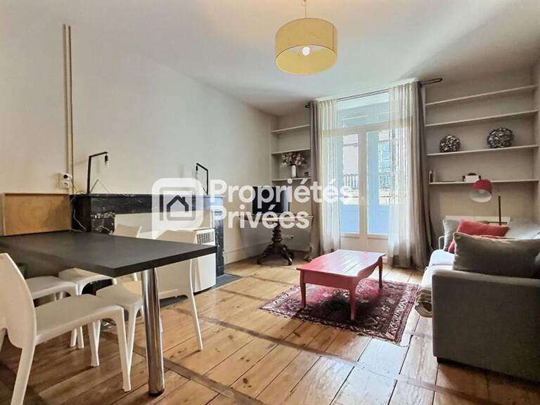 Superbe immeuble rénové d'env. 430m²  avec 7 appartements T2 meublés + 2 locaux commerciaux et caves en plein centre historique de PERIGUEUX (24000) — photo 1