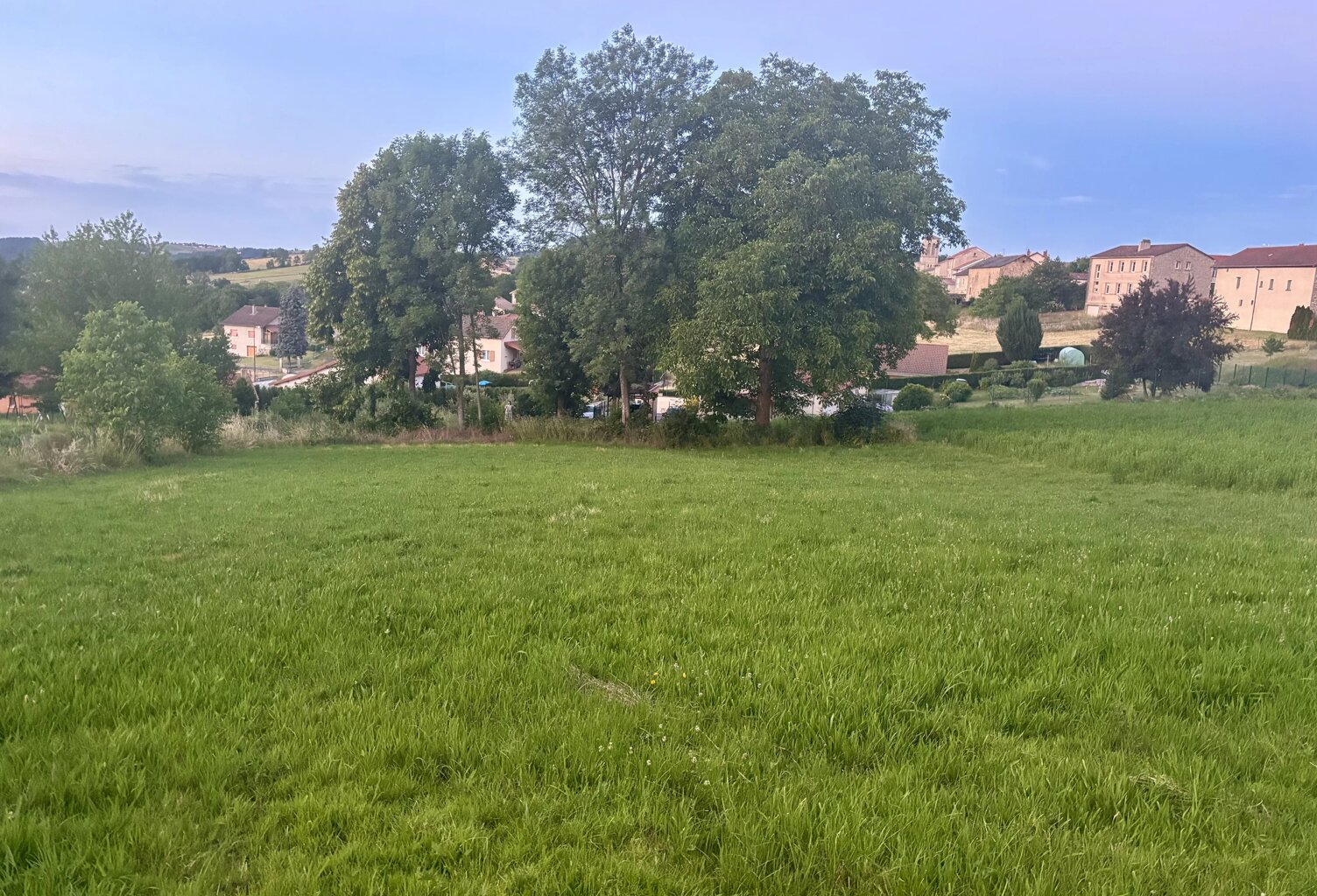 TERRAIN CONSTRUCTIBLE AU CŒUR DU VILLAGE — photo 1