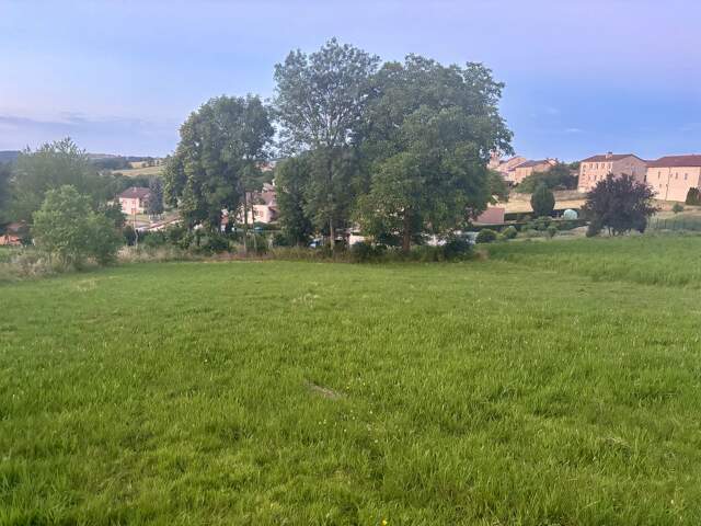 TERRAIN CONSTRUCTIBLE AU CŒUR DU VILLAGE — photo du bien