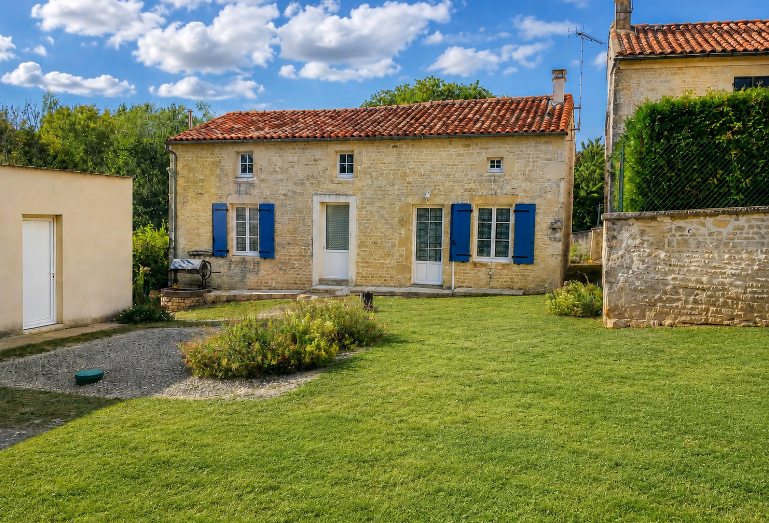 Maison en pierre avec jardin et garage — photo 1