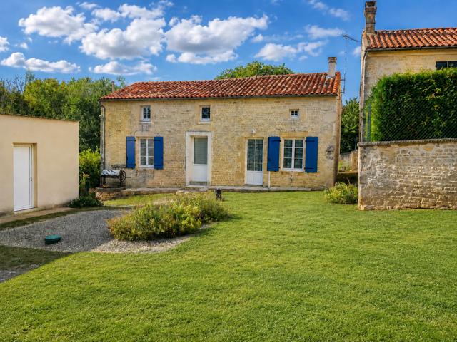 Maison en pierre avec jardin et garage — photo du bien