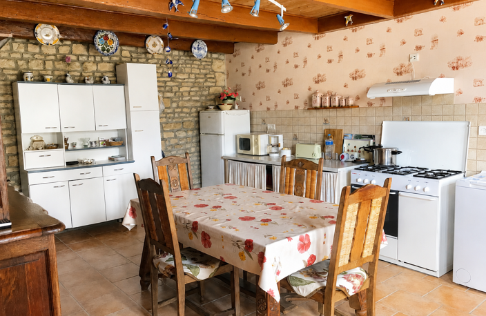 Maison en pierre avec jardin et garage — photo 3