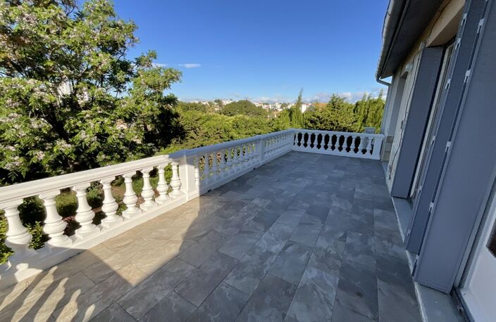 Villa — photo 2