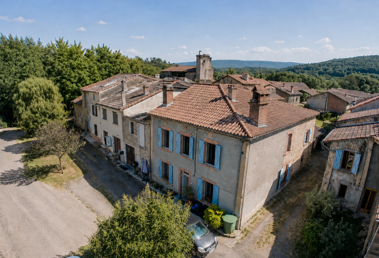 Maison de village rénovée avec grange, garage et jardin   Le — photo 1