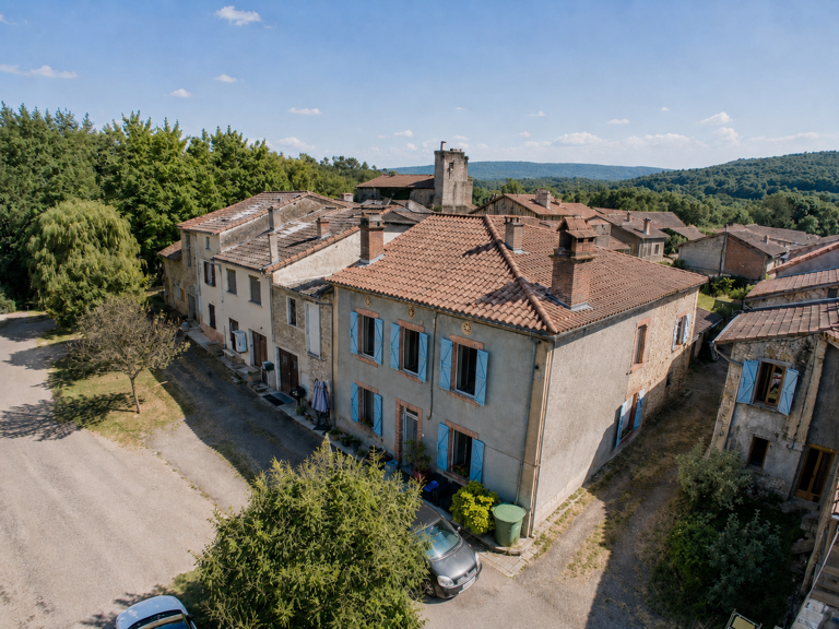 Maison de village rénovée avec grange, garage et jardin   Le — photo 1