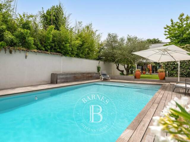 CHASSIEU CENTRE- Maison contemporaine de 242,29 m² - 5 chambres - 2 bureaux - Piscine - Jacuzzi - Terrain d'environ 550 m² — photo du bien