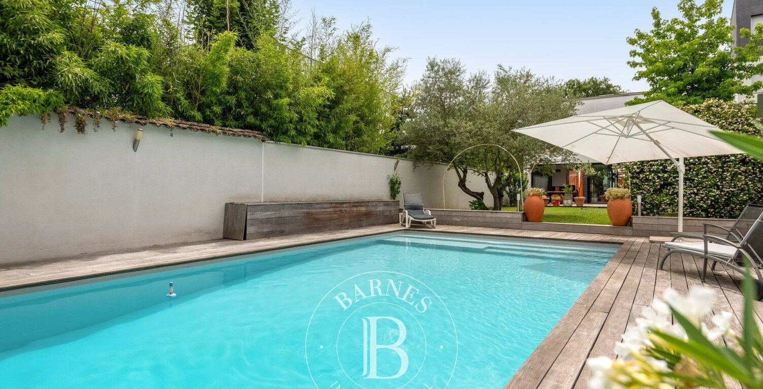CHASSIEU CENTRE- Maison contemporaine de 242,29 m² - 5 chambres - 2 bureaux - Piscine - Jacuzzi - Terrain d'environ 550 m² — photo 1
