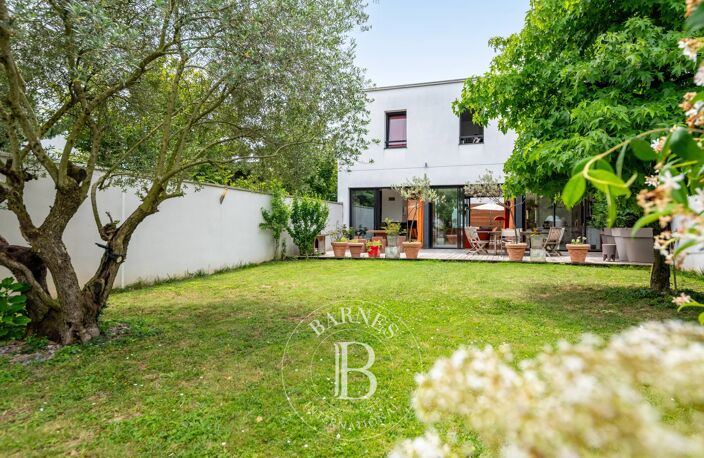 CHASSIEU CENTRE- Maison contemporaine de 242,29 m² - 5 chambres - 2 bureaux - Piscine - Jacuzzi - Terrain d'environ 550 m² — photo 2