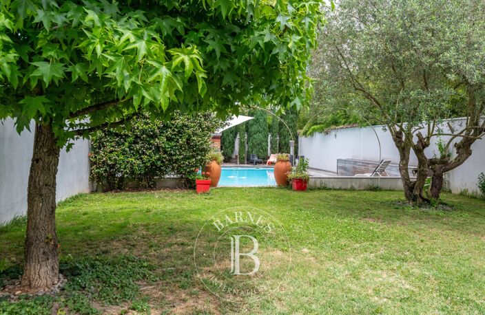 CHASSIEU CENTRE- Maison contemporaine de 242,29 m² - 5 chambres - 2 bureaux - Piscine - Jacuzzi - Terrain d'environ 550 m² — photo 3