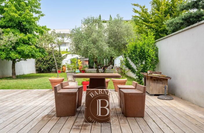 CHASSIEU CENTRE- Maison contemporaine de 242,29 m² - 5 chambres - 2 bureaux - Piscine - Jacuzzi - Terrain d'environ 550 m² — photo 4