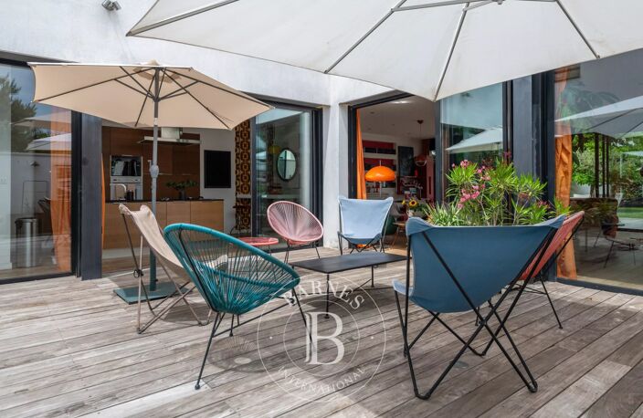 CHASSIEU CENTRE- Maison contemporaine de 242,29 m² - 5 chambres - 2 bureaux - Piscine - Jacuzzi - Terrain d'environ 550 m² — photo 5