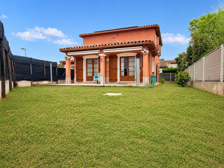 Maison avec jardin et garage — photo 1