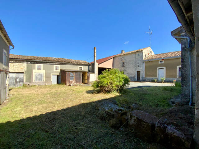 137 m² à réveiller, 500 m² à imaginer ? Créez votre projet à Saint-Ciers ! — photo du bien