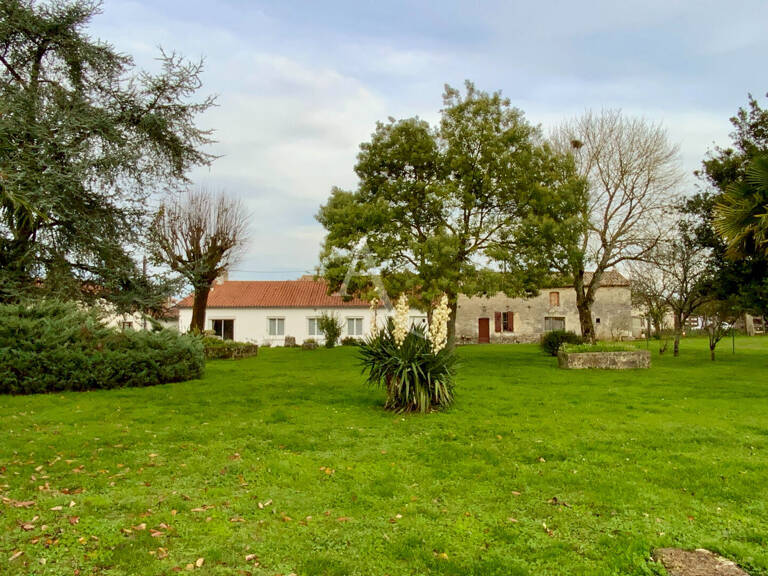 Propriété à la campagne avec dépendances et maison à rénover — photo 1