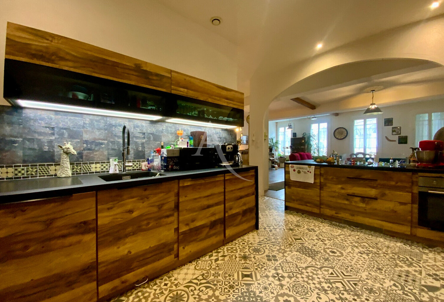 Immeuble mixte commercial et habitation — photo 1