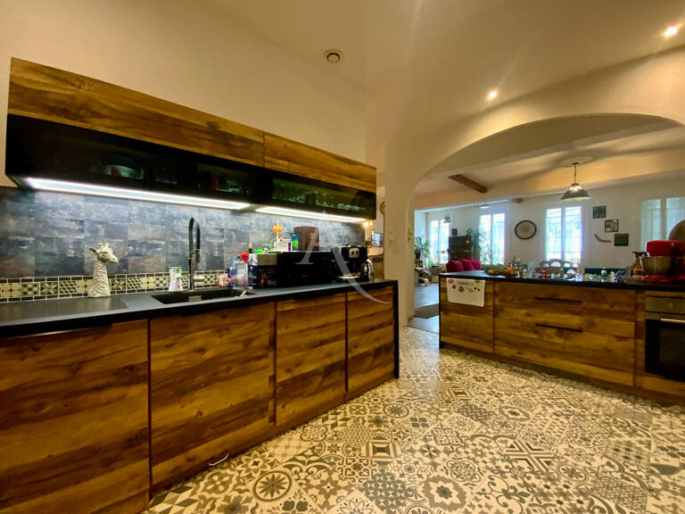 Immeuble mixte commercial et habitation — photo 1