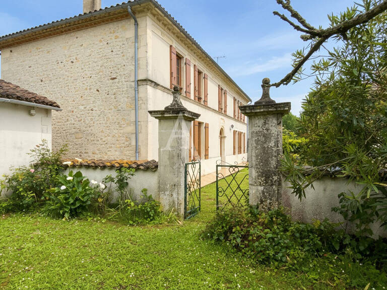 Grande maison à 9 minutes de Mirambeau  + dépendances + petit étang + 27000m2 de terrain — photo 1