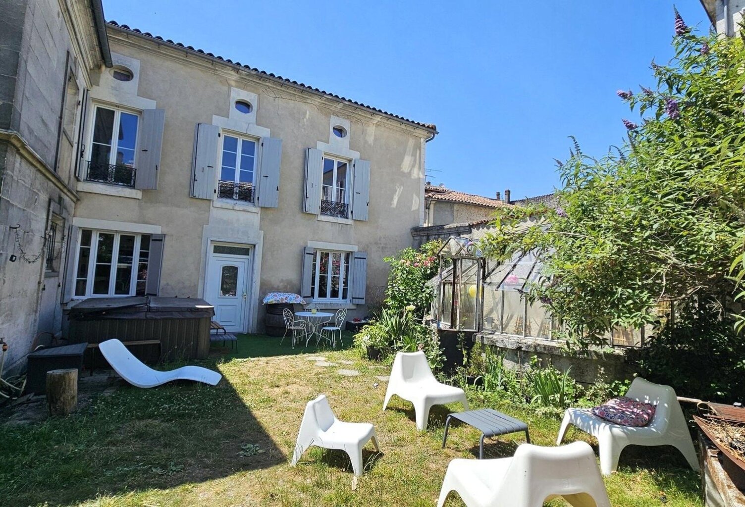 Maison de caractère rénovée - 6 chambres - Jardin clos - Centre-ville de Barbezieux — photo 1