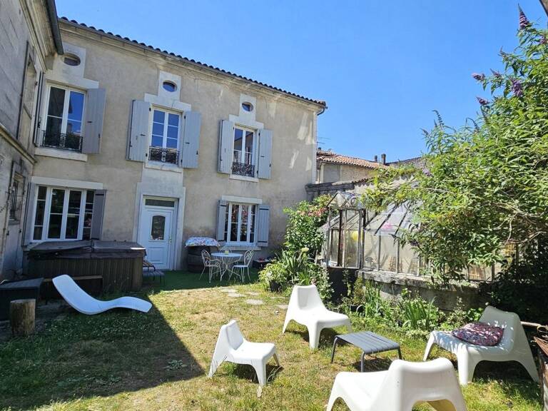 Maison de caractère rénovée - 6 chambres - Jardin clos - Centre-ville de Barbezieux — photo 1