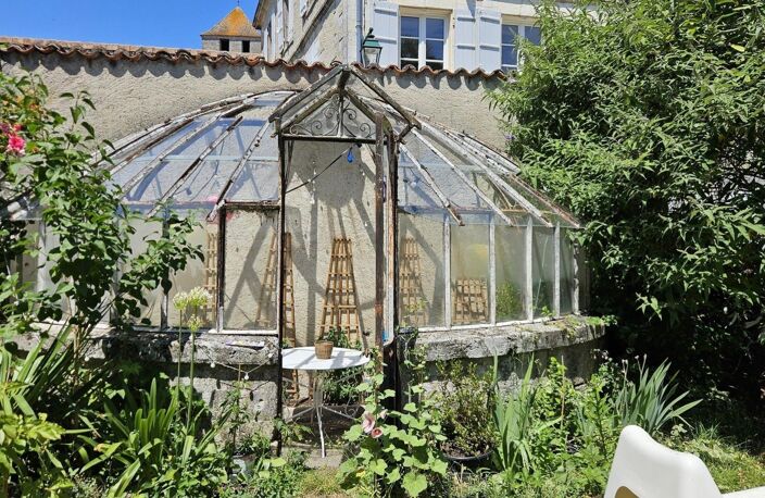 Maison de caractère rénovée - 6 chambres - Jardin clos - Centre-ville de Barbezieux — photo 2
