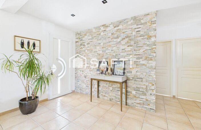 Villa lumineuse de 160 m², grand séjour de 83 m², suite parentale et jardin arboré. — photo 2