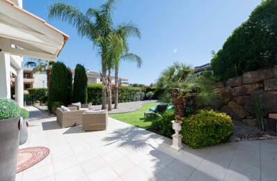 SAINT-RAPHAËL – APPARTEMENT 4 PIÈCES DE 110 M² EN REZ-DE-JARDIN AVEC 205 M² DE JARDIN PRIVATIF, GARAGE ET PISCINE — photo du bien