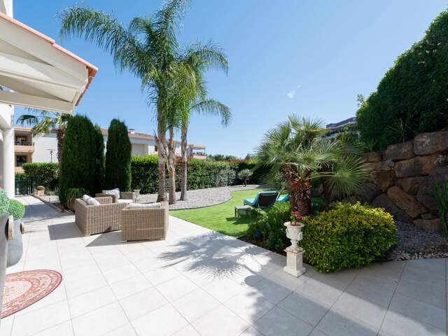 SAINT-RAPHAËL – APPARTEMENT 4 PIÈCES DE 110 M² EN REZ-DE-JARDIN AVEC 205 M² DE JARDIN PRIVATIF, GARAGE ET PISCINE — photo du bien