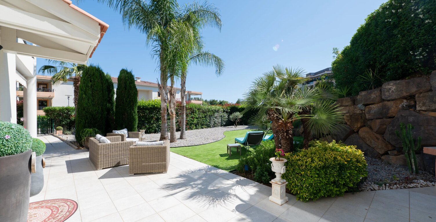 SAINT-RAPHAËL – APPARTEMENT 4 PIÈCES DE 110 M² EN REZ-DE-JARDIN AVEC 205 M² DE JARDIN PRIVATIF, GARAGE ET PISCINE — photo 1