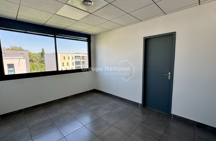 Parc Georges Besse - Local professionnel de 42 m² ? Immeuble L'Altis — photo 2