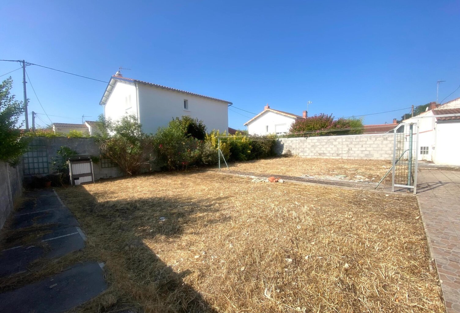 PLEIN SUD SECTEUR RECHERCHE SUR LA ROCHELLE TERRAIN DE 347 M2 AVEC SON GARAGE ! — photo 1