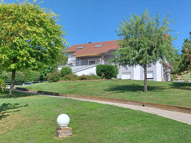 BELLE MAISON FAMILIALE de 225 m2 avec vue panoramique, piscine et appartement indépendant — photo du bien
